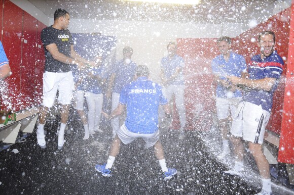 L'équipe de France de Coupe Davis (Julien Benneteau, Jo-Wilfried Tsonga, Gaël Monfils et Michaël Llodra) célèbre sa victoire en quart de finale contre l'Allemagne à Nancy le 6 avril 2014.