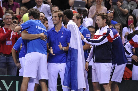 L'équipe de France de Coupe Davis (Julien Benneteau, Jo-Wilfried Tsonga, Gaël Monfils et Michaël Llodra) célèbre sa victoire en quart de finale contre l'Allemagne à Nancy le 6 avril 2014.