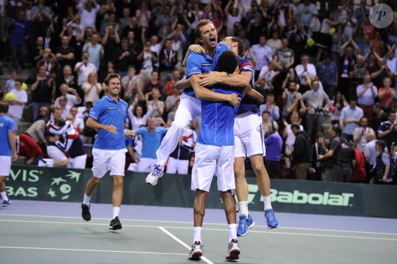 L'équipe de France de Coupe Davis (Julien Benneteau, Jo-Wilfried Tsonga, Gaël Monfils et Michaël Llodra) célèbre sa victoire en quart de finale contre l'Allemagne à Nancy le 6 avril 2014.