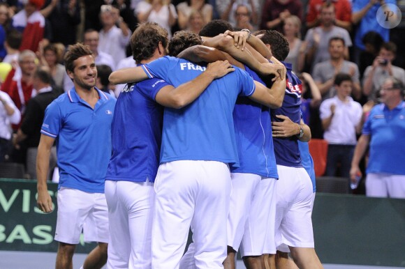 L'équipe de France de Coupe Davis (Julien Benneteau, Jo-Wilfried Tsonga, Gaël Monfils et Michaël Llodra) célèbre sa victoire en quart de finale contre l'Allemagne à Nancy le 6 avril 2014.