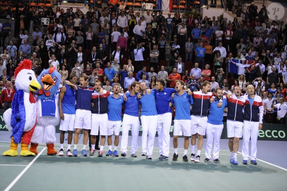 L'équipe de France de Coupe Davis (Julien Benneteau, Jo-Wilfried Tsonga, Gaël Monfils et Michaël Llodra) célèbre sa victoire en quart de finale contre l'Allemagne à Nancy le 6 avril 2014.