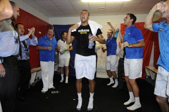 L'équipe de France de Coupe Davis (Julien Benneteau, Jo-Wilfried Tsonga, Gaël Monfils et Michaël Llodra) célèbre sa victoire en quart de finale contre l'Allemagne à Nancy le 6 avril 2014.