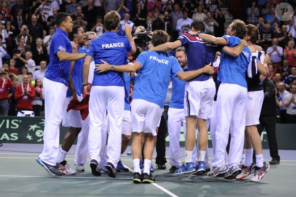 L'équipe de France de Coupe Davis (Julien Benneteau, Jo-Wilfried Tsonga, Gaël Monfils et Michaël Llodra) célèbre sa victoire en quart de finale contre l'Allemagne à Nancy le 6 avril 2014.