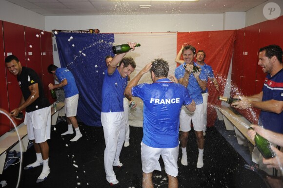L'équipe de France de Coupe Davis (Julien Benneteau, Jo-Wilfried Tsonga, Gaël Monfils et Michaël Llodra) célèbre sa victoire en quart de finale contre l'Allemagne à Nancy le 6 avril 2014.