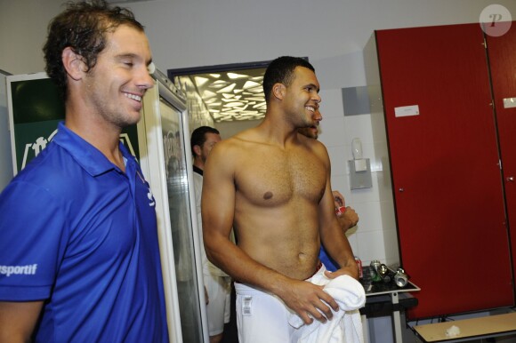 L'équipe de France de Coupe Davis (Julien Benneteau, Jo-Wilfried Tsonga, Gaël Monfils et Michaël Llodra) célèbre sa victoire en quart de finale contre l'Allemagne à Nancy le 6 avril 2014.