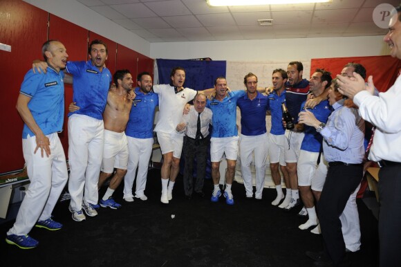 L'équipe de France de Coupe Davis (Julien Benneteau, Jo-Wilfried Tsonga, Gaël Monfils et Michaël Llodra) célèbre sa victoire en quart de finale contre l'Allemagne à Nancy le 6 avril 2014.