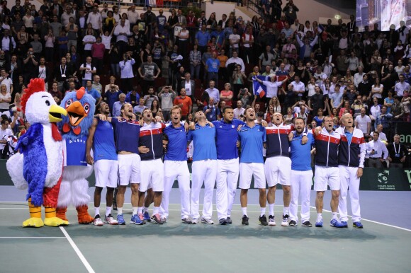 L'équipe de France de Coupe Davis (Julien Benneteau, Jo-Wilfried Tsonga, Gaël Monfils et Michaël Llodra) célèbre sa victoire en quart de finale contre l'Allemagne à Nancy le 6 avril 2014.