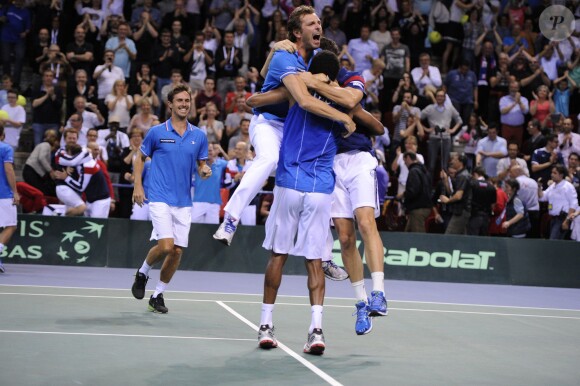 L'équipe de France de Coupe Davis (Julien Benneteau, Jo-Wilfried Tsonga, Gaël Monfils et Michaël Llodra) célèbre sa victoire en quart de finale contre l'Allemagne à Nancy le 6 avril 2014.