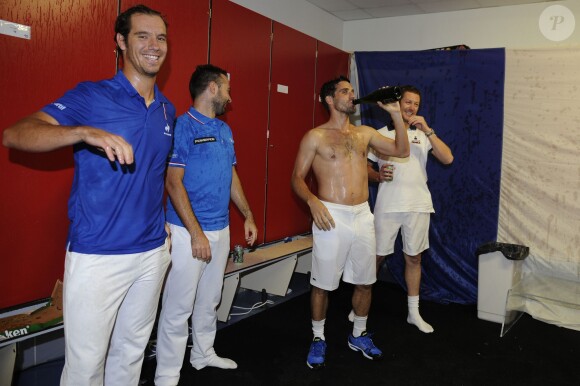 L'équipe de France de Coupe Davis (Julien Benneteau, Jo-Wilfried Tsonga, Gaël Monfils et Michaël Llodra) célèbre sa victoire en quart de finale contre l'Allemagne à Nancy le 6 avril 2014.