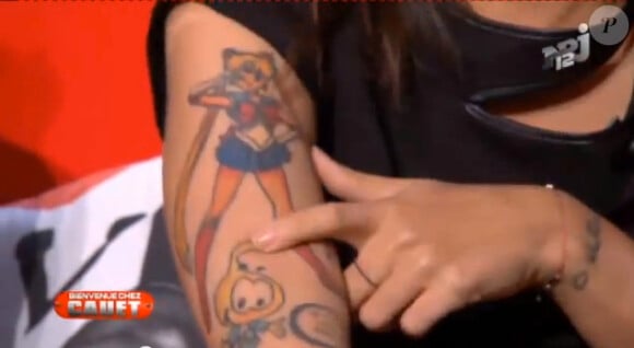 Alizée présente ses tatouages chez Cauet, sur NRJ 12.