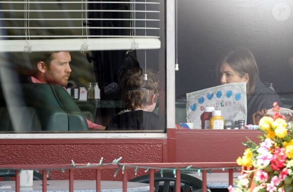 Jennifer Aniston et Sam Worthington  sur le tournage du film "Cake" à Los Angeles, le 8 avril 2014