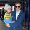 Le top australien Miranda Kerr et son fils Flynn se promènent à New York, le 8 avril 2014.