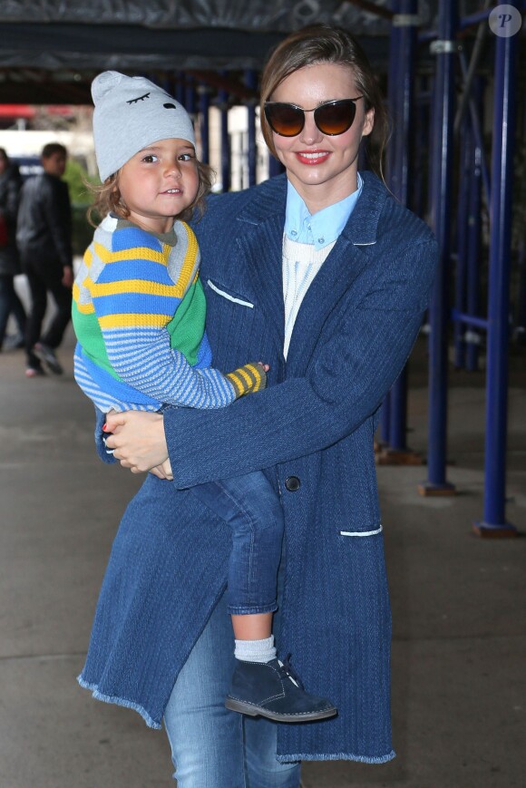 Le top australien Miranda Kerr et son fils Flynn se promènent à New York, le 8 avril 2014.