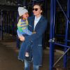 Miranda Kerr et son fils Flynn, complices, se promènent à New York, le 8 avril 2014.