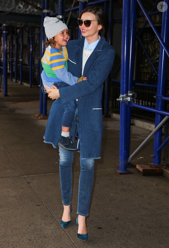 Miranda Kerr et son fils Flynn, complices, se promènent à New York, le 8 avril 2014.