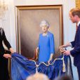  Kate Middleton et le prince William ont dévoilé le 10 avril 2014 en Nouvelle-Zélande, lors d'une réception organisée par le gouverneur général à Wellington, un nouveau portrait de la reine Elizabeth II, commandé par la New Zealand Portrait Gallery et réalisé par le jeune artiste Nick Cuthell. 