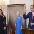  Kate Middleton et le prince William ont dévoilé le 10 avril 2014 en Nouvelle-Zélande, lors d'une réception organisée par le gouverneur général à Wellington, un nouveau portrait de la reine Elizabeth II, commandé par la New Zealand Portrait Gallery et réalisé par le jeune artiste Nick Cuthell. 