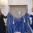 Le duc et la duchesse de Cambridge ont dévoilé un nouveau portrait de la reine Elizabeth II, réalisé par Nick Cuthell, lors d'une réception à Wellington, en Nouvelle-Zélande, le 10 avril 2014