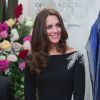 Kate Middleton, somptueuse dans une robe Jenny Packham ornée de fougère argentée (emblème national de la Nouvelle-Zélande), et le prince William ont dévoilé le 10 avril 2014 en Nouvelle-Zélande, lors d'une réception organisée par le gouverneur général à Wellington, un nouveau portrait de la reine Elizabeth II, commandé par la New Zealand Portrait Gallery et réalisé par le jeune artiste Nick Cuthell.