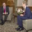  Le prince William en entretien avec le Premier ministre néo-zélandais John Key le 10 avril 2014 lors d'une réception organisée par le gouverneur général à Wellington. 
