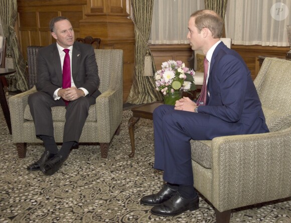 Le prince William en entretien avec le Premier ministre néo-zélandais John Key le 10 avril 2014 lors d'une réception organisée par le gouverneur général à Wellington.