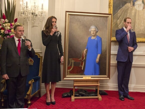 Le Premier ministre néo-zélandais John Key, Kate Middleton et le prince William portent un toast après la révélation du nouveau portrait de la reine Elizabeth II par Nick Cuthell, le 10 avril 2014 à Wellington