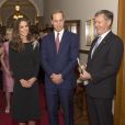  Le prince William et Kate Middleton avec le gouverneur général de Nouvelle-Zélande Sir Mateparae à la réception organisée à Wellington pour le dévoilement d'un nouveau portrait de la reine Elizabeth II, commandé par la New Zealand Portrait Gallery et réalisé par le jeune artiste Nick Cuthell. 