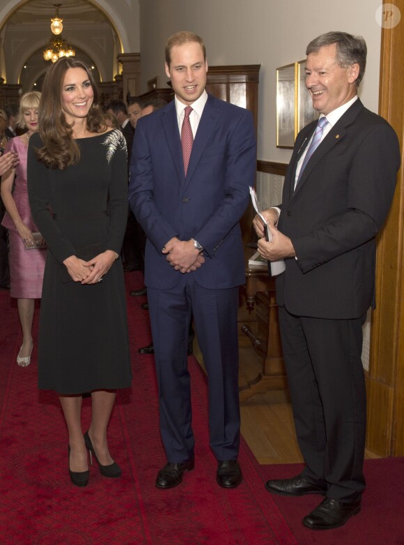 Le prince William et Kate Middleton avec le gouverneur général de Nouvelle-Zélande Sir Mateparae à la réception organisée à Wellington pour le dévoilement d'un nouveau portrait de la reine Elizabeth II, commandé par la New Zealand Portrait Gallery et réalisé par le jeune artiste Nick Cuthell.