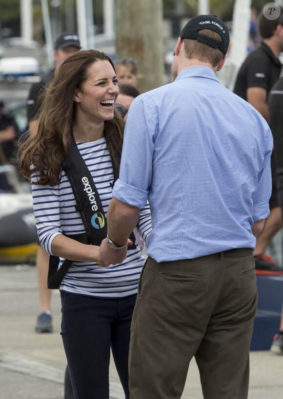 Retrouvailles taquines et câlines après le duel ! Kate Middleton et le prince William étaient en visite à Auckland le 11 avril 2014 dans le cadre de leur tournée en Nouvelle-Zélande. Après une visite de la base de l'Emirates Team New Zealand, ils se sont affrontés lors d'une course nautique, que la duchesse de Cambridge a remportée haut la main.