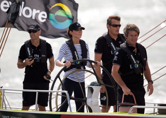 Cpaitaine Kate à la barre ! Le duc et la duchesse de Cambridge étaient à Auckland le 11 avril 2014 dans le cadre de leur tournée en Nouvelle-Zélande. Après une visite de la base de l'Emirates Team New Zealand, Kate et William se sont affrontés lors d'une course nautique, que la duchesse de Cambridge a remportée haut la main.