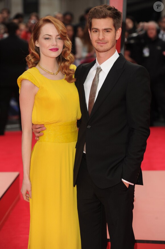 Emma Stone et son compagnon Andrew Garfield lors de la première du film "The Amazing Spider-Man 2 : le destin d'un Héros" au cinéma Odeon Leicester Square à Londres, le 10 avril 2014.