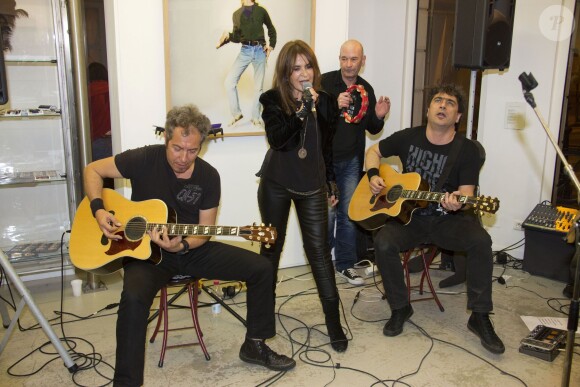 Fabienne Shine et le groupe Shakin'Street à l'occasion d'un showcase à la Galerie 'Addict Galerie', le 10 avril 2014.