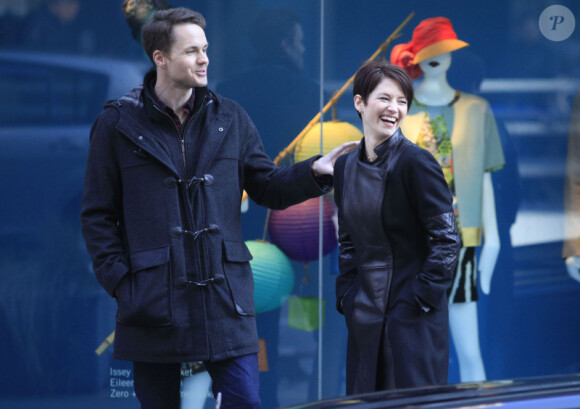 L'actrice de la série Grey's Anatomy, Chyler Leigh avec son partenaire sur le tournage du téléfilm Window Wonderland à Vancouver, le 9 mars 2013