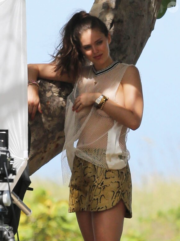 Emily DiDonato, habillée d'un top transparent, prend part à un shooting sur une plage de Miami. Le 14 avril 2014.