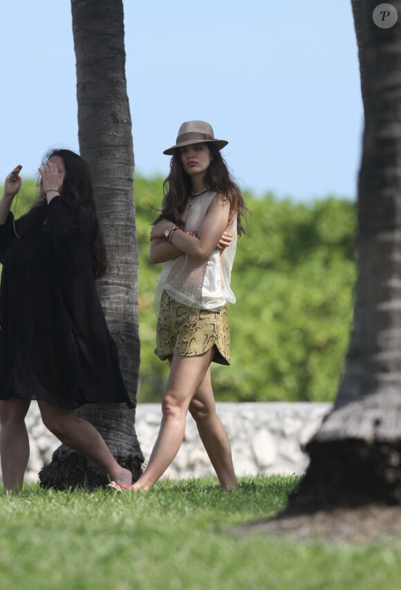 Emily DiDonato, habillée d'un top transparent, prend part à un shooting sur une plage de Miami. Le 14 avril 2014.