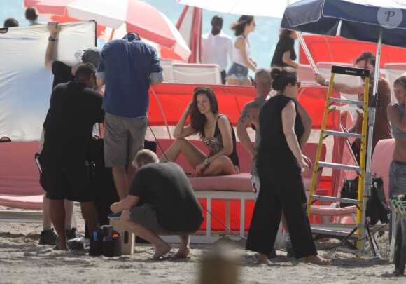 Emily DiDonato en plein shooting sur une plage de Miami. Le 14 avril 2014.
