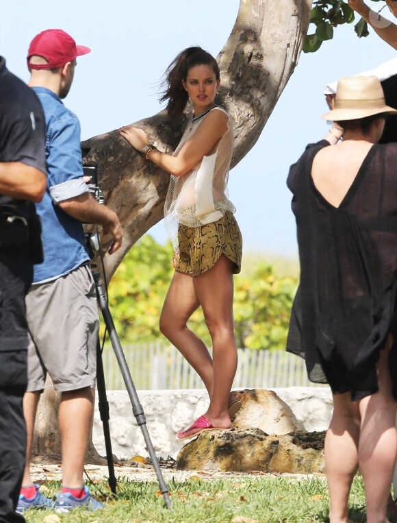 Emily DiDonato, habillée d'un top transparent, prend part à un shooting sur une plage de Miami. Le 14 avril 2014.