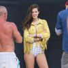 Emily DiDonato, exquise en veste à franges et bas de bikini sur une séance photo à Miami. Le 14 avril 2014.