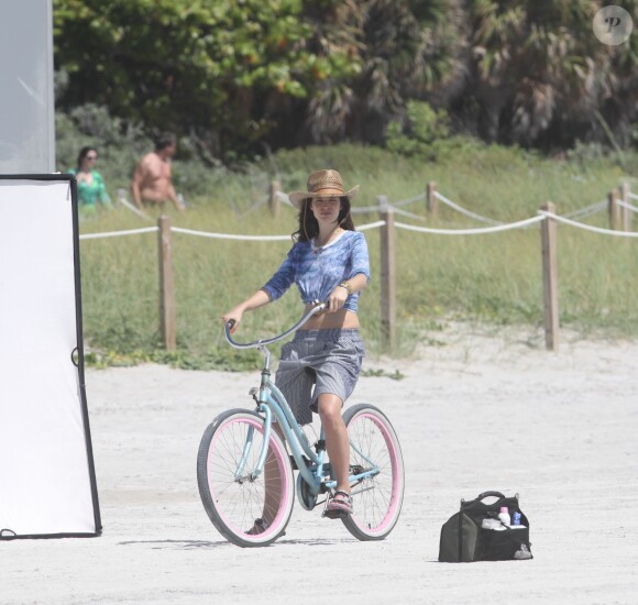 Emily DiDonato en plein shooting sur une plage de Miami. Le 14 avril 2014.