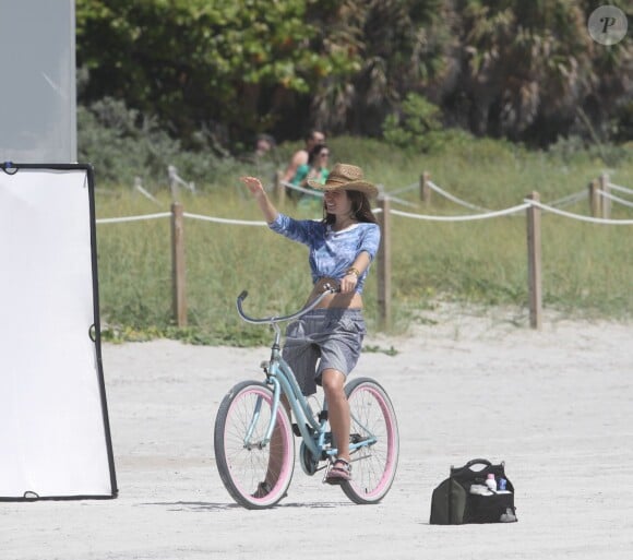 Emily DiDonato en plein shooting sur une plage de Miami. Le 14 avril 2014.