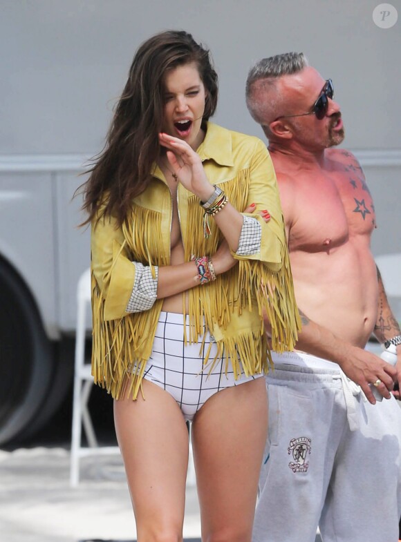 Emily DiDonato en plein shooting sur une plage de Miami. Le 14 avril 2014.