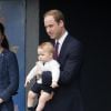 Le prince William, avec le prince George dans les bras, et la duchesse Catherine de Cambridge ont quitté la Nouvelle-Zélande le 16 avril 2014, pour poursuivre leur tournée officielle en Australie.