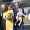 Kate Middleton, en Roksanda Ilincic et le prince George dans les bras, et le prince William sont arrivés en Australie le 16 avril 2014 en provenance de la Nouvelle-Zélande, débutant à Sydney une tournée de neuf jours.