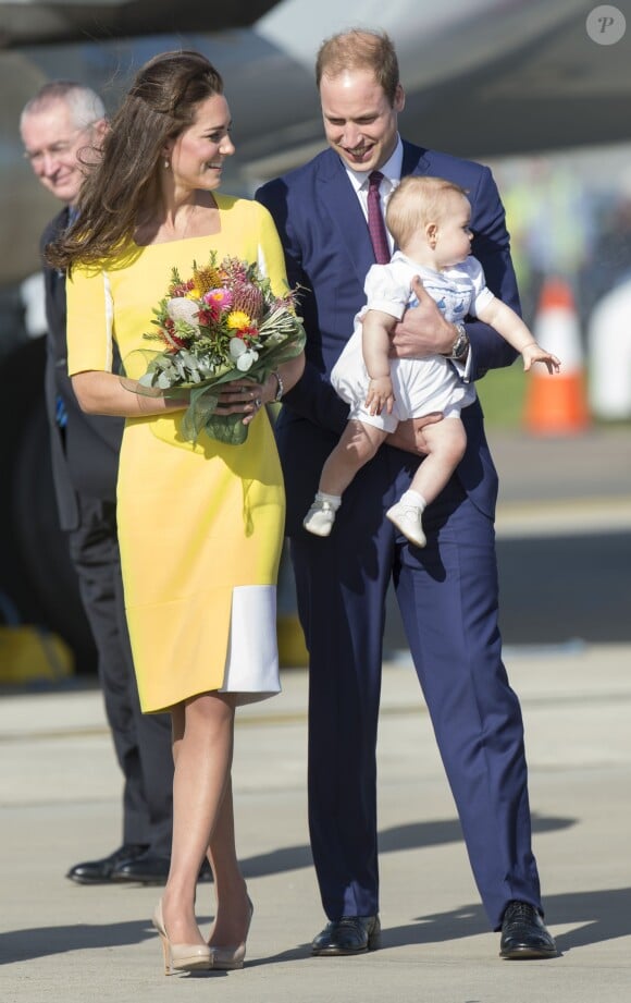Kate Middleton, en Roksanda Ilincic et le prince George dans les bras, et le prince William sont arrivés en Australie le 16 avril 2014 en provenance de la Nouvelle-Zélande, débutant à Sydney une tournée de neuf jours.