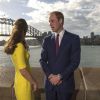 Kate Middleton et le prince William posant à l'Opéra de Sydney devant le fameux Harbour Bridge, le 16 avril 2014, au premier jour de leur tournée en Australie.