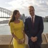 Kate Middleton et le prince William posant à l'Opéra de Sydney devant le fameux Harbour Bridge, le 16 avril 2014, au premier jour de leur tournée en Australie.
