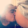 Kevin Prince Boateng embrasser le ventre rond de sa compagne Melissa Satta, la veille de son accouchement, le 15 avril 2014. 