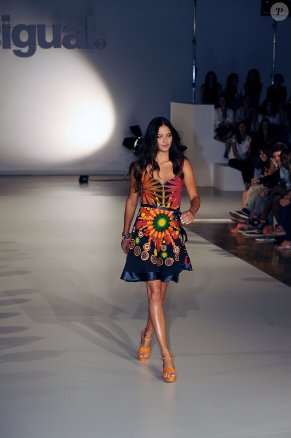 Adriana Lima lors du défilé Desigual printemps-été 2014 à Barcelone. Le 9 juillet 2013.