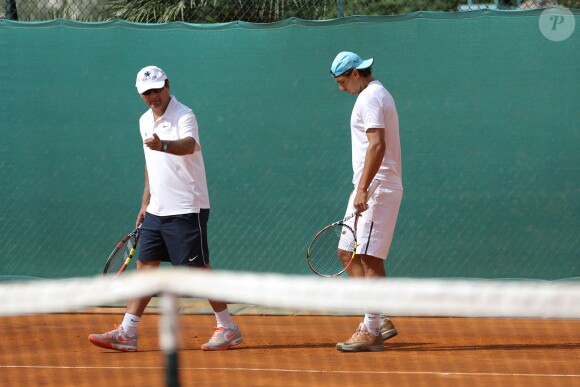 Rafael Nadal à l'entraînement avant le Masters 1 000 de Monte Carlo sous les yeux de son entraîneur et oncle Toni Nadal, le 15 avril 2014