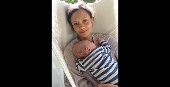 Thandie Newton a présenté son dernier fils sur Twitter, Booker Jombe Parker, né en mars 2014.
